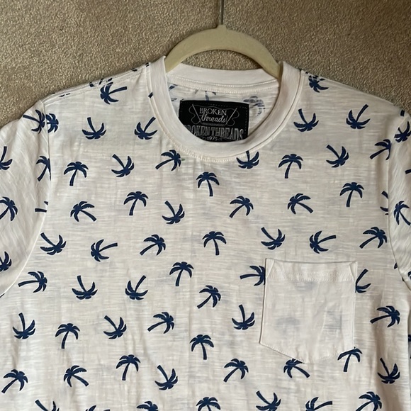 Mens Medium Broken Threads Cotton White Top Blue Palm Trees Shirt - Picture 2 of 5